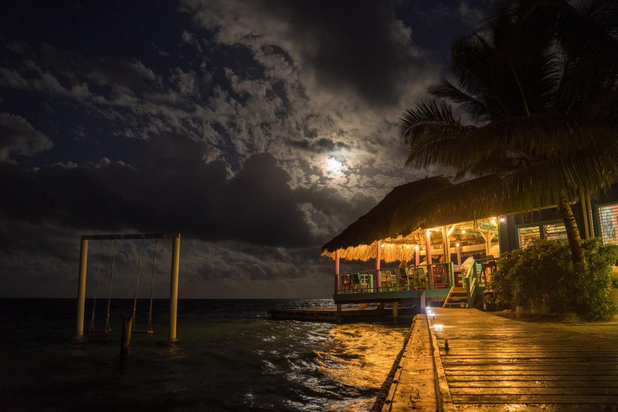 King Lewey'S Island Resort Placencia Bagian luar foto