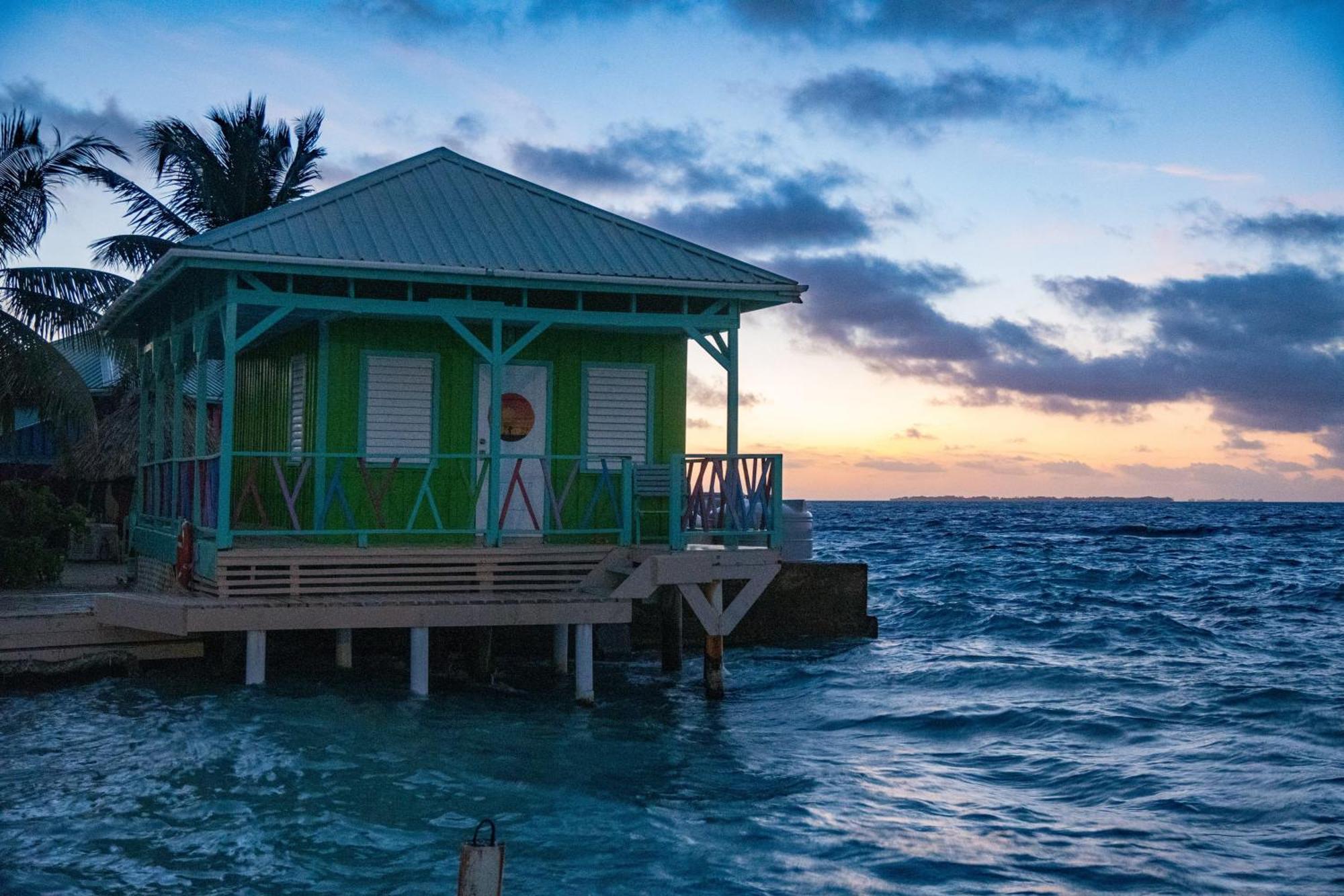 King Lewey'S Island Resort Placencia Bagian luar foto
