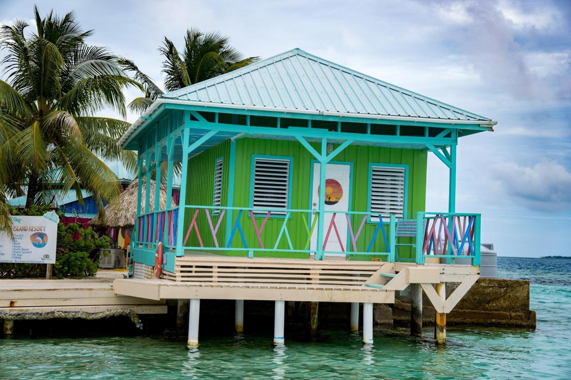 King Lewey'S Island Resort Placencia Bagian luar foto