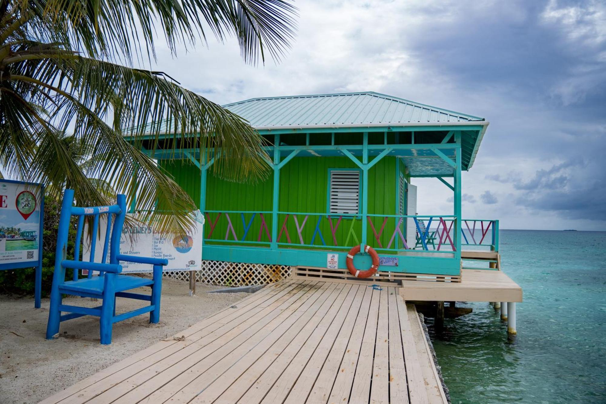 King Lewey'S Island Resort Placencia Bagian luar foto