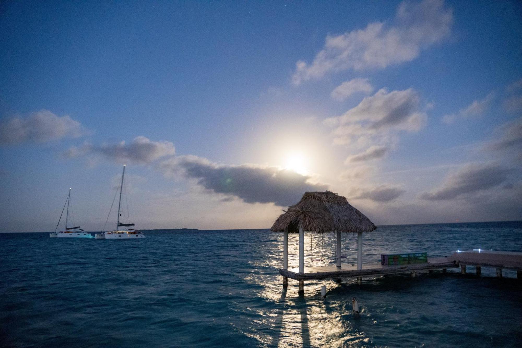 King Lewey'S Island Resort Placencia Bagian luar foto