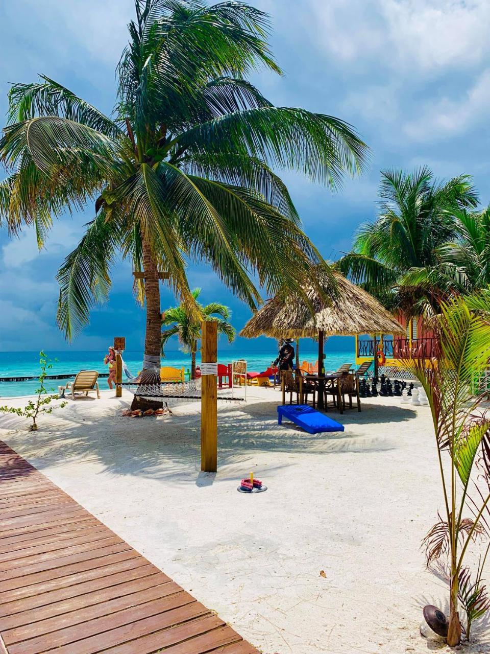 King Lewey'S Island Resort Placencia Bagian luar foto
