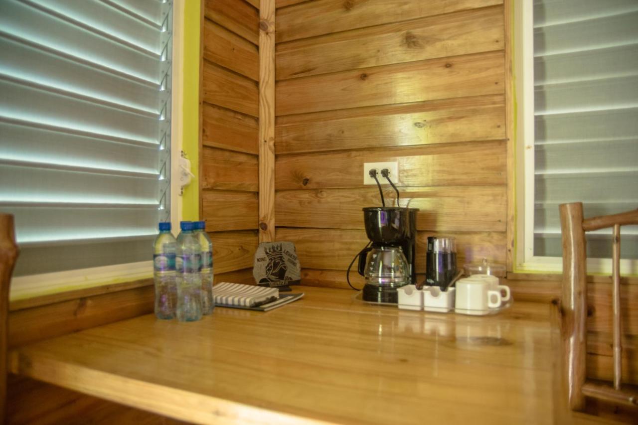 King Lewey'S Island Resort Placencia Bagian luar foto